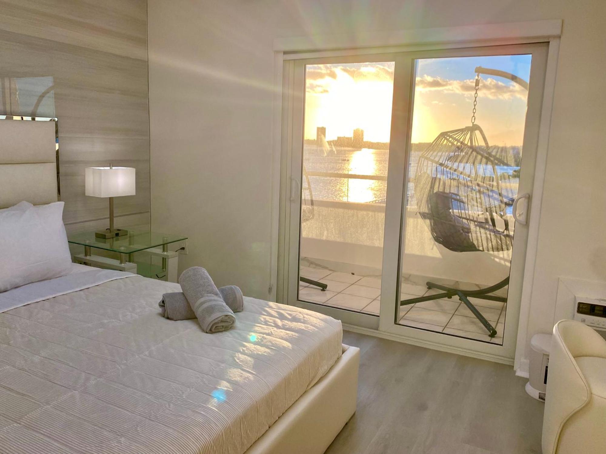 Panoramic Luxurious Waterfront One Bedroom Apartment With Miami Skyline View Free Parking 5Min Drive To Miami Beach Exterior photo